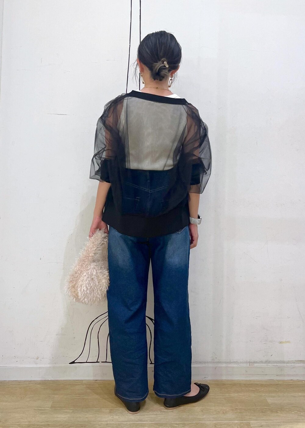 ブラック系のカーディガン/ボレロ、ブラック系のバレエシューズ、ベージュ系のハンドバッグを着用したレディースの秋コーディネートの4枚目の写真