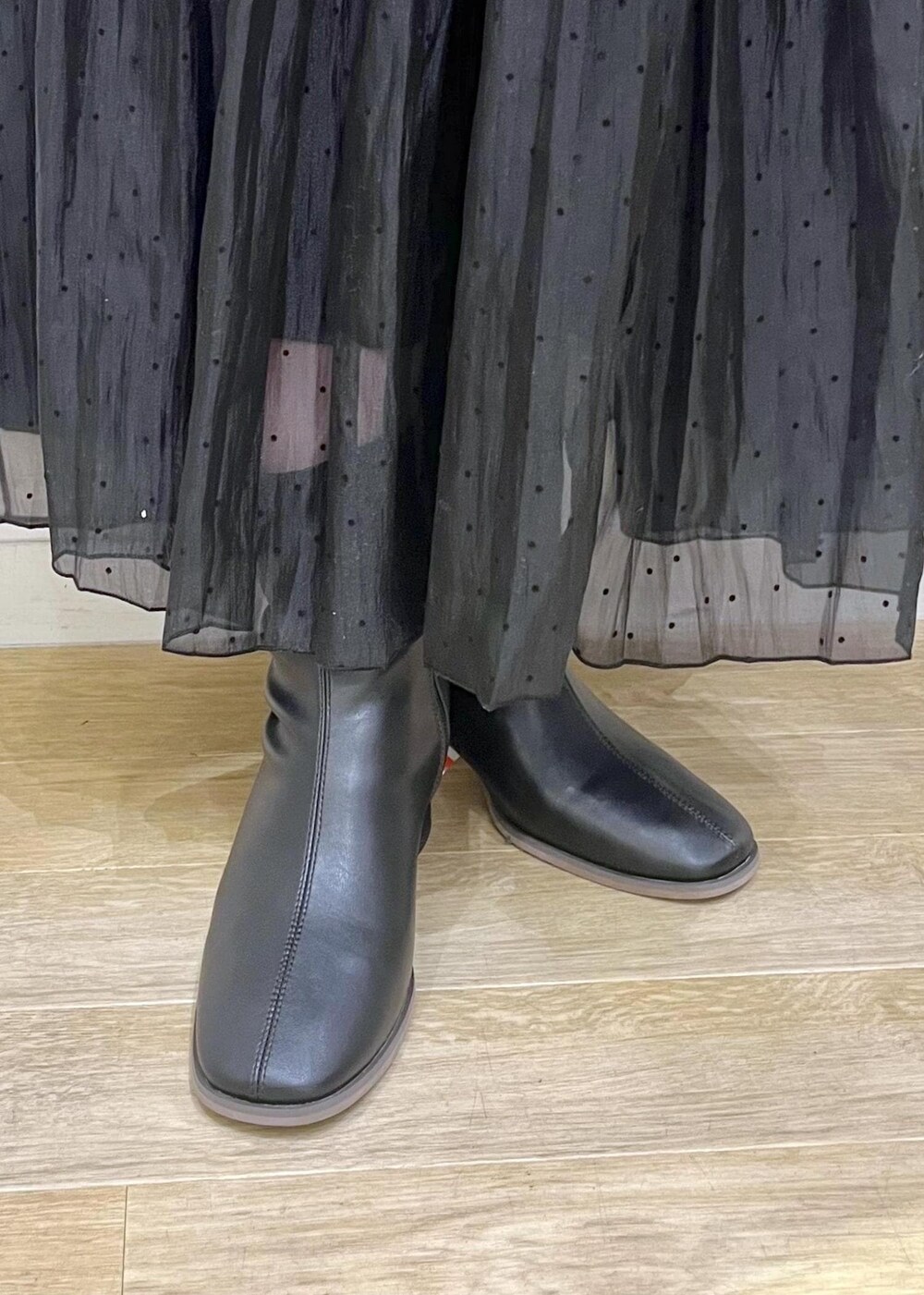 グレー系のTシャツ/カットソー、ベージュ系のカーディガン/ボレロ、ブラック系のブーツを着用したレディースの秋コーディネートの10枚目の写真