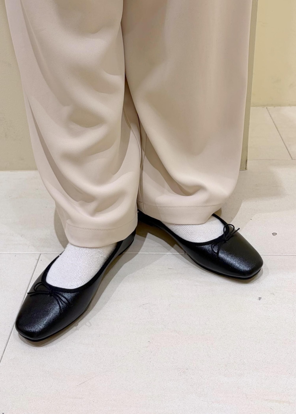 ブラック系のショルダーバッグ、ベージュ系のその他パンツ、ホワイト系のキャミソールを着用したレディースの春コーディネートの9枚目の写真