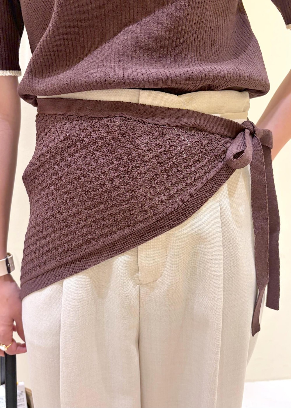 ベージュ系のその他パンツ、ブラック系のサンダル、ブラウン系のニット/セーターを着用したレディースの春コーディネートの6枚目の写真