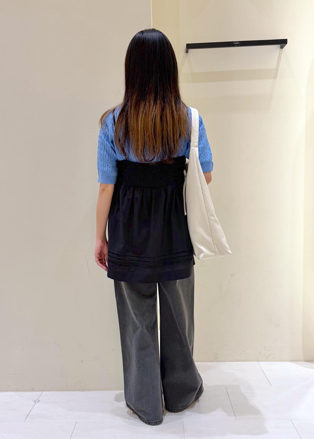 ブラック系のシャツ/ブラウス、ブルー系のニット/セーター、ブラック系のサンダルを着用したレディースの春コーディネートの3枚目の写真