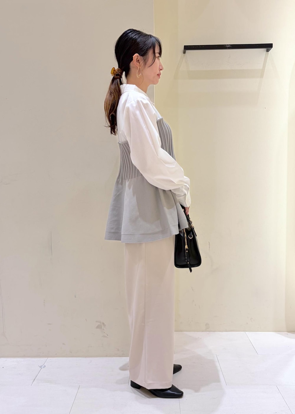 ブラック系のボストンバッグ、グレー系のシャツ/ブラウス、ベージュ系のその他パンツを着用したレディースの冬コーディネートの4枚目の写真