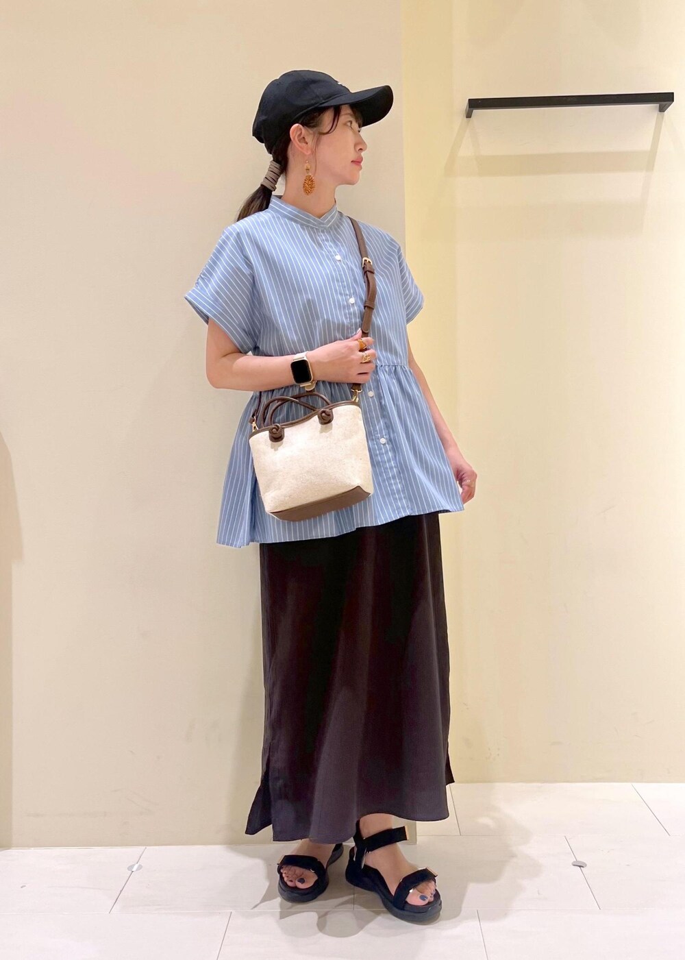 グレー系のタンクトップ、グレー系のワンピース、ブルー系のシャツ/ブラウスを着用したレディースの春コーディネートの2枚目の写真