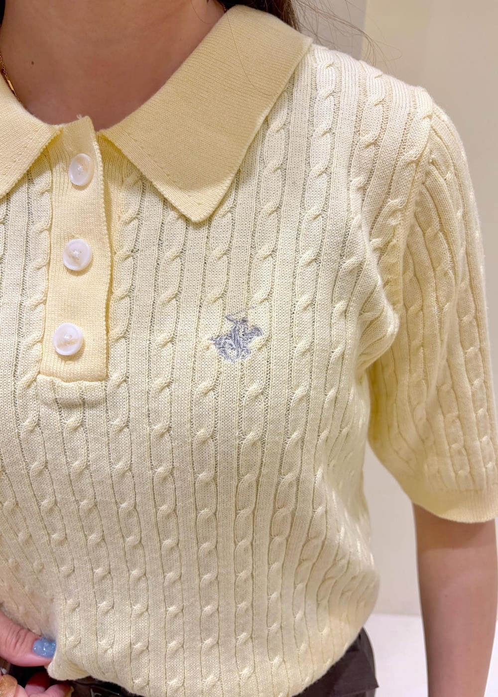 イエロー系のローファー、ブルー系のトートバッグ、ベージュ系のニット/セーターを着用したレディースの春コーディネートの5枚目の写真