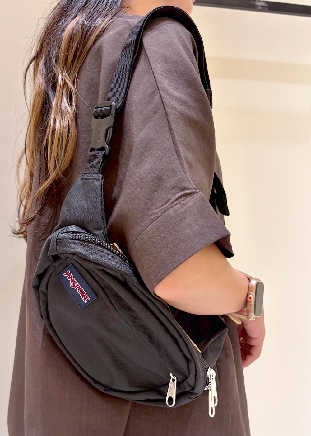 ブルー系のデニムパンツ、ブラウン系のテーラードジャケット、ブラック系のキャミソールを着用したレディースの夏コーディネートの9枚目の写真