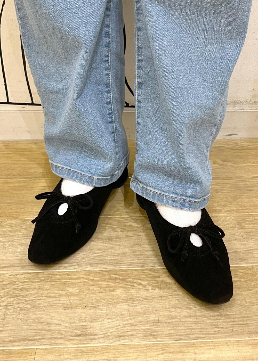 グレー系のタンクトップ、ブルー系のデニムパンツ、ベージュ系のカーディガン/ボレロを着用したレディースの秋コーディネートの10枚目の写真