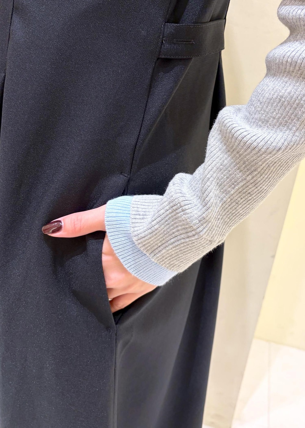 ブラック系のショルダーバッグ、ブラック系のローファー、グレー系のニット/セーターを着用したレディースの冬コーディネートの7枚目の写真