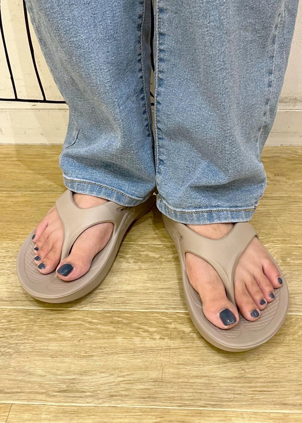 ホワイト系のTシャツ/カットソー、ブルー系のデニムパンツ、グレー系のショルダーバッグを着用したレディースの夏コーディネートの10枚目の写真