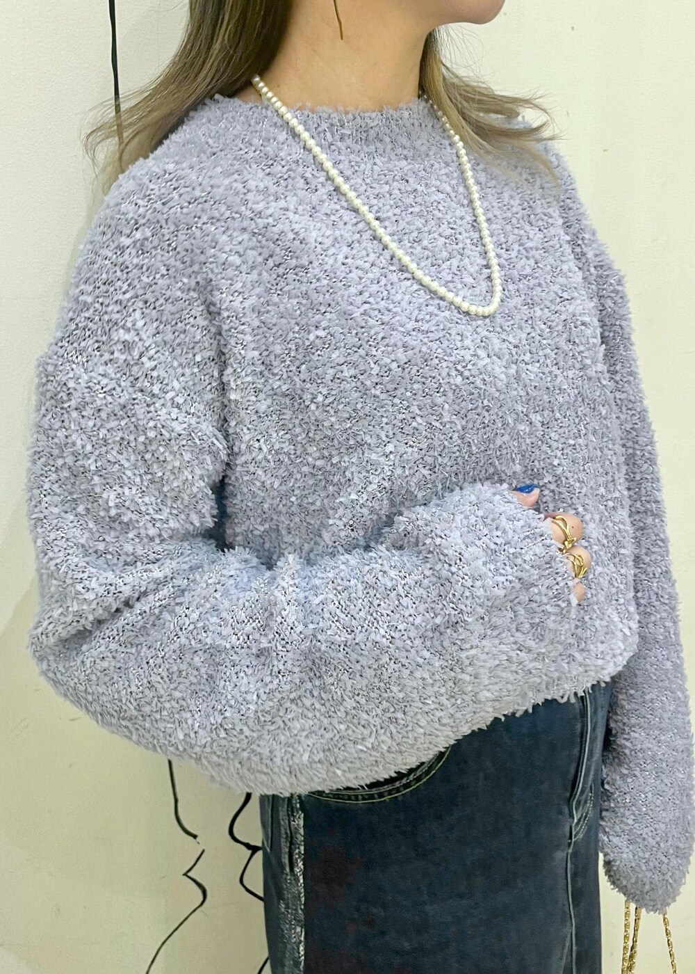 ブラック系のブーツ、グレー系のショルダーバッグ、ブルー系のデニムスカートを着用したレディースの冬コーディネートの6枚目の写真