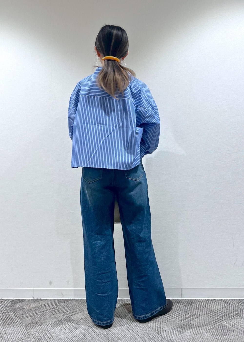 ブラック系のTシャツ/カットソー、ブラック系のローファー、ホワイト系のトートバッグを着用したレディースの冬コーディネートの3枚目の写真