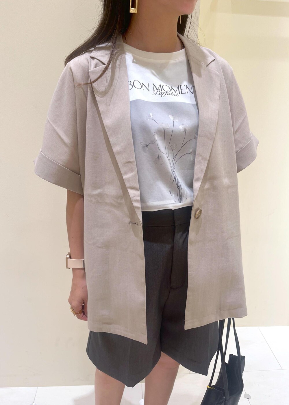 ブラック系のトートバッグ、グレー系のその他パンツ、ベージュ系のテーラードジャケットを着用したレディースの夏コーディネートの5枚目の写真