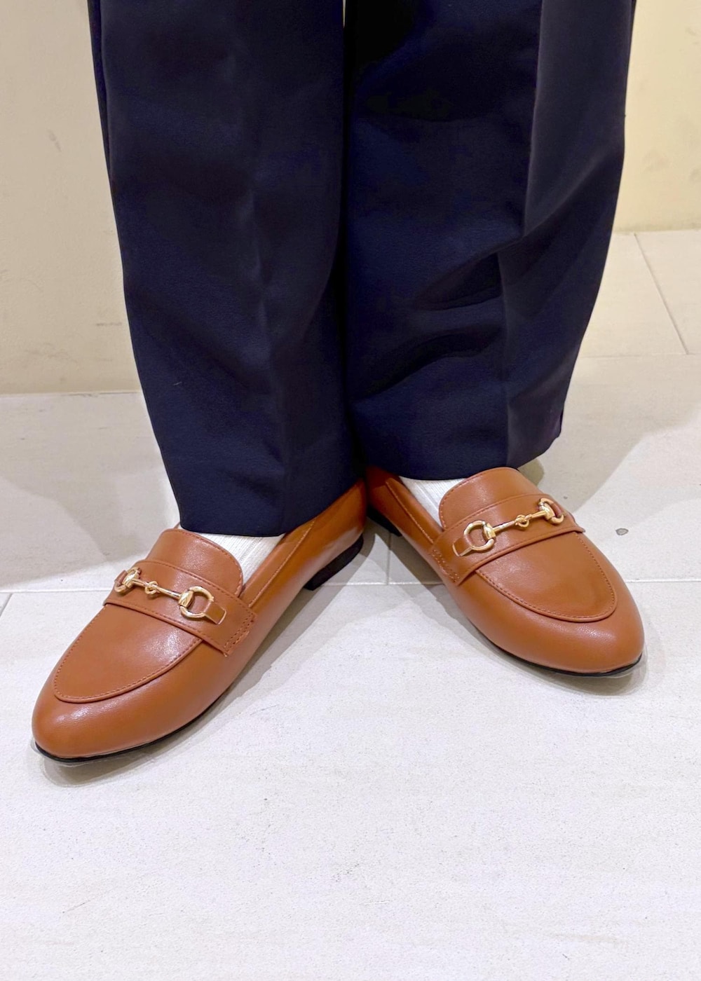 イエロー系のローファー、ホワイト系のボストンバッグ、ブルー系のその他パンツを着用したレディースの春コーディネートの9枚目の写真