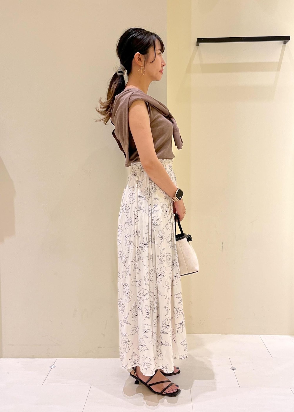 NACHIさんの「LEVITAシアーニットカーディガン（ROPE' PICNIC）」を使ったコーディネートの3枚目の写真