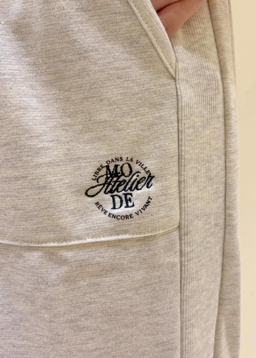 グレー系のショルダーバッグ、ブラック系のサンダル、グレー系のTシャツ/カットソーを着用したレディースの夏コーディネートの6枚目の写真