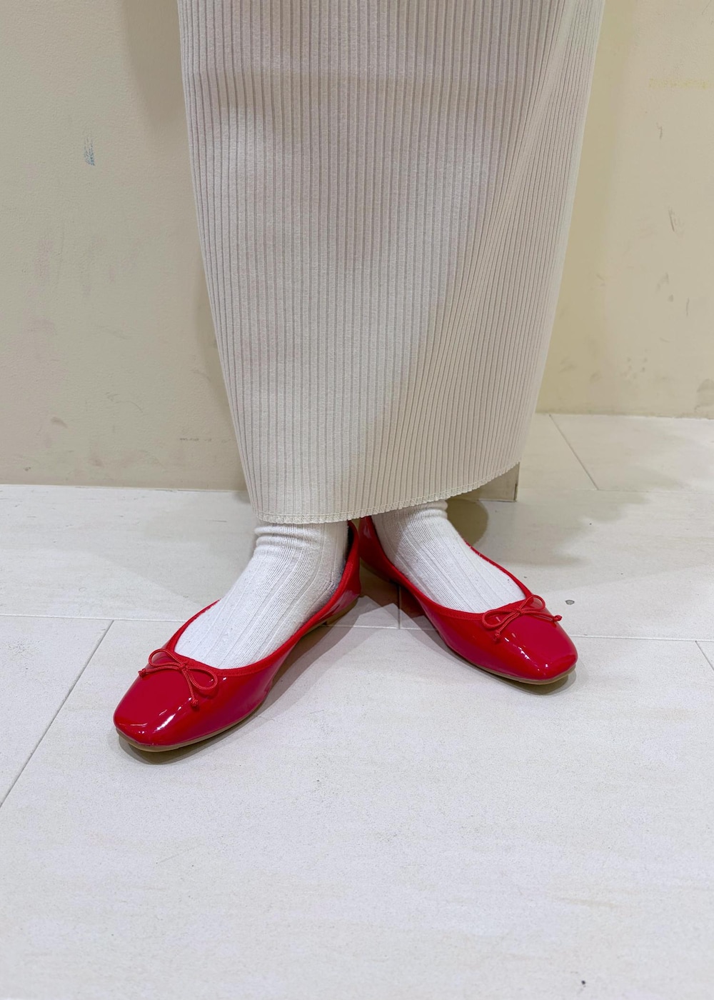 レッド系のバレエシューズ、ホワイト系のショルダーバッグ、ホワイト系のキャミソールを着用したレディースの冬コーディネートの10枚目の写真