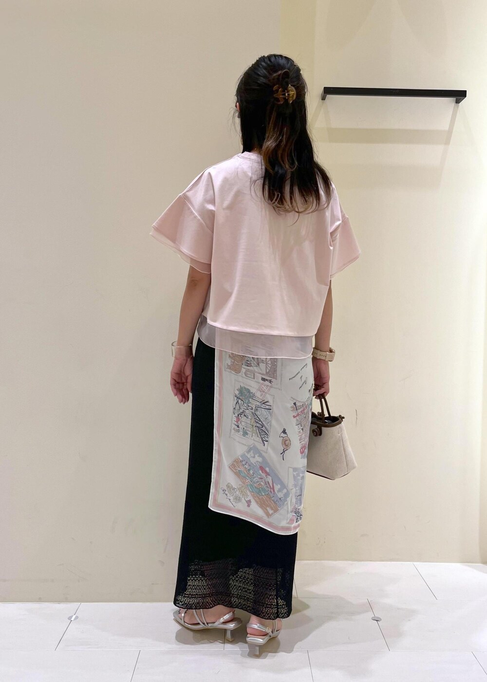 シルバー系のサンダル、ブラウン系のトートバッグ、ブラック系のスカートを着用したレディースの夏コーディネートの4枚目の写真