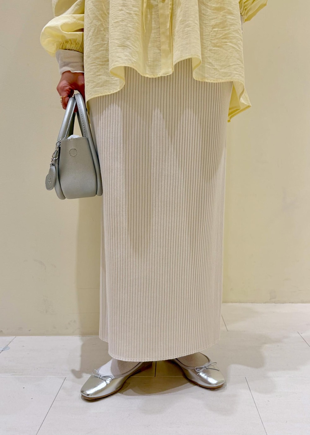 ホワイト系のTシャツ/カットソー、シルバー系のショルダーバッグ、ホワイト系のスカートを着用したレディースの春コーディネートの7枚目の写真