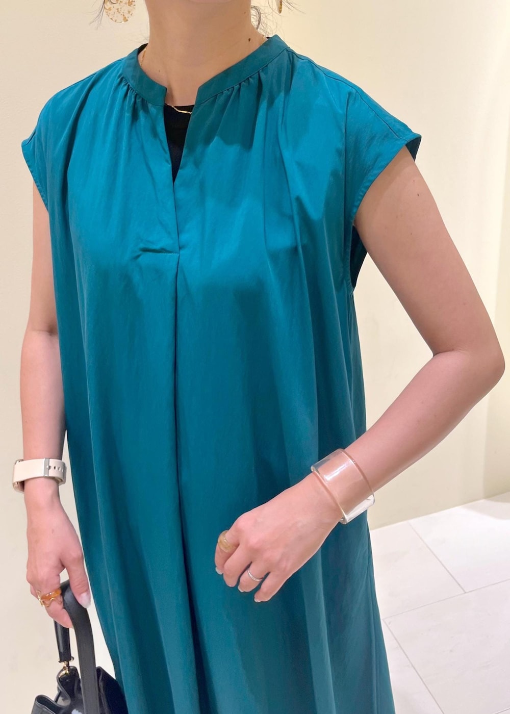 グリーン系のワンピース、ブラック系のニット/セーター、ベージュ系のその他パンツを着用したレディースの夏コーディネートの6枚目の写真