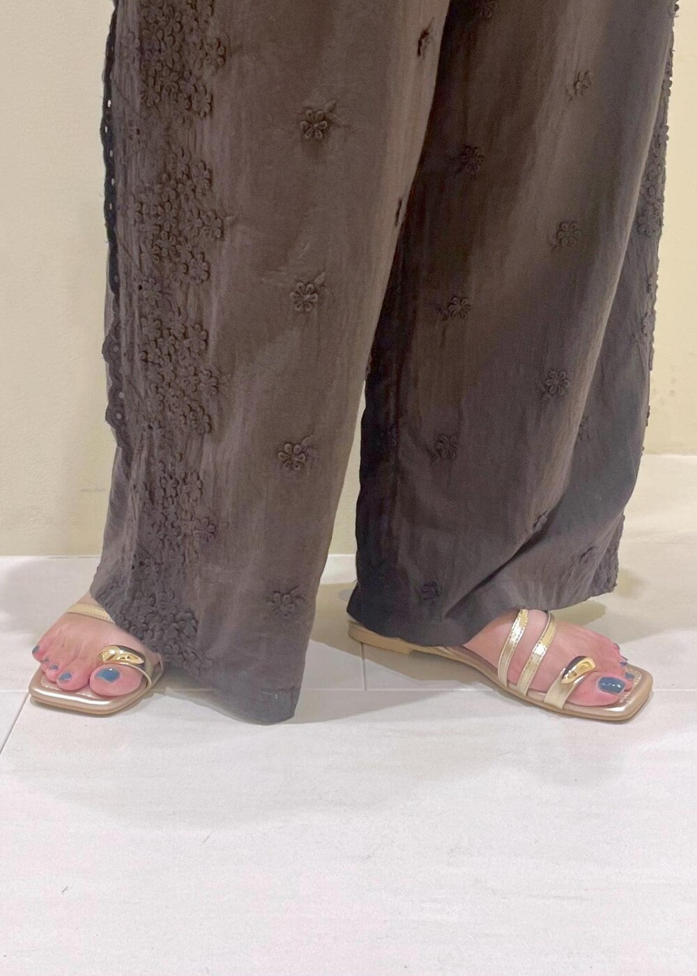 ベージュ系のショルダーバッグ、ゴールド系のサンダル、ブラック系のシャツ/ブラウスを着用したレディースの夏コーディネートの10枚目の写真