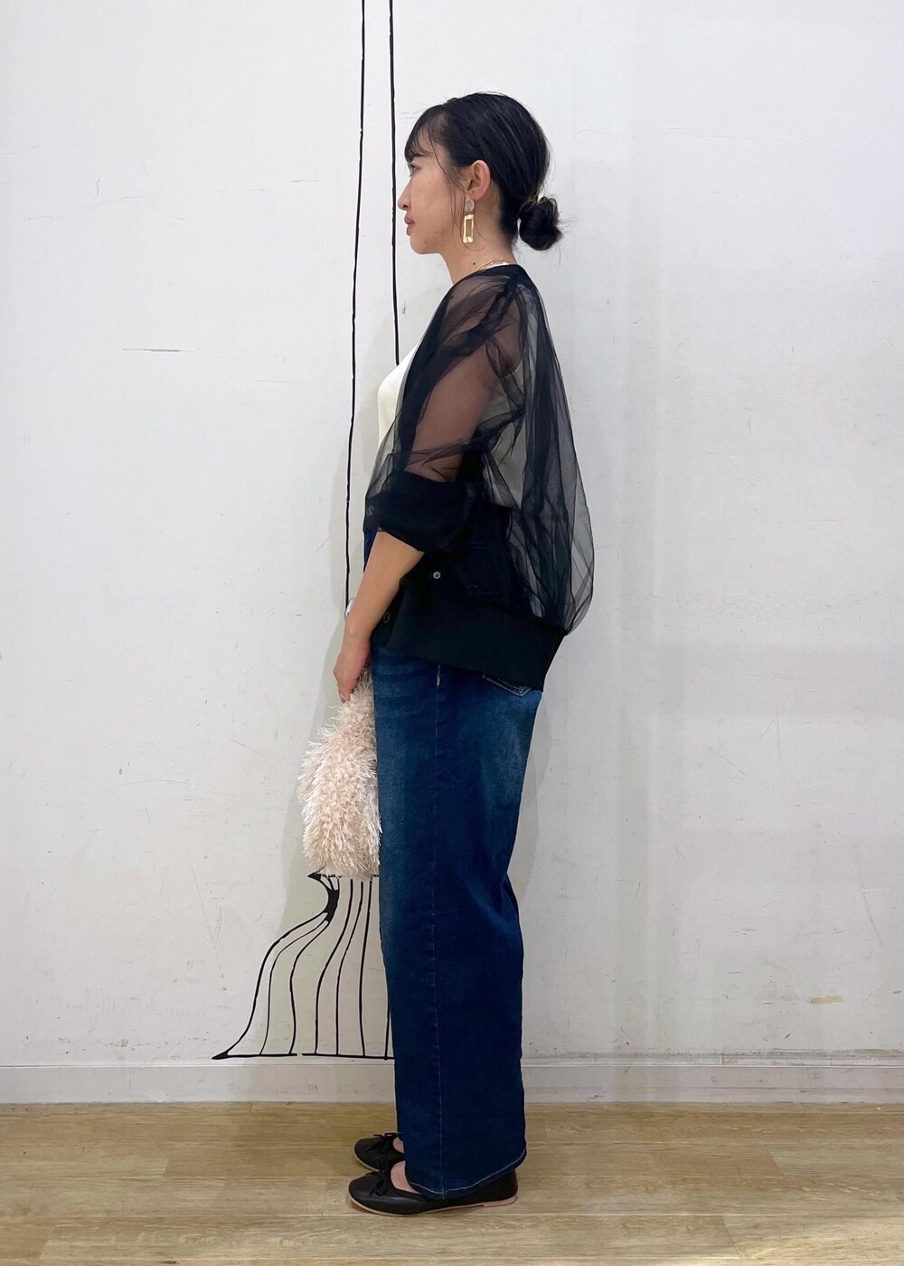 ブラック系のカーディガン/ボレロ、ブラック系のバレエシューズ、ベージュ系のハンドバッグを着用したレディースの秋コーディネートの3枚目の写真