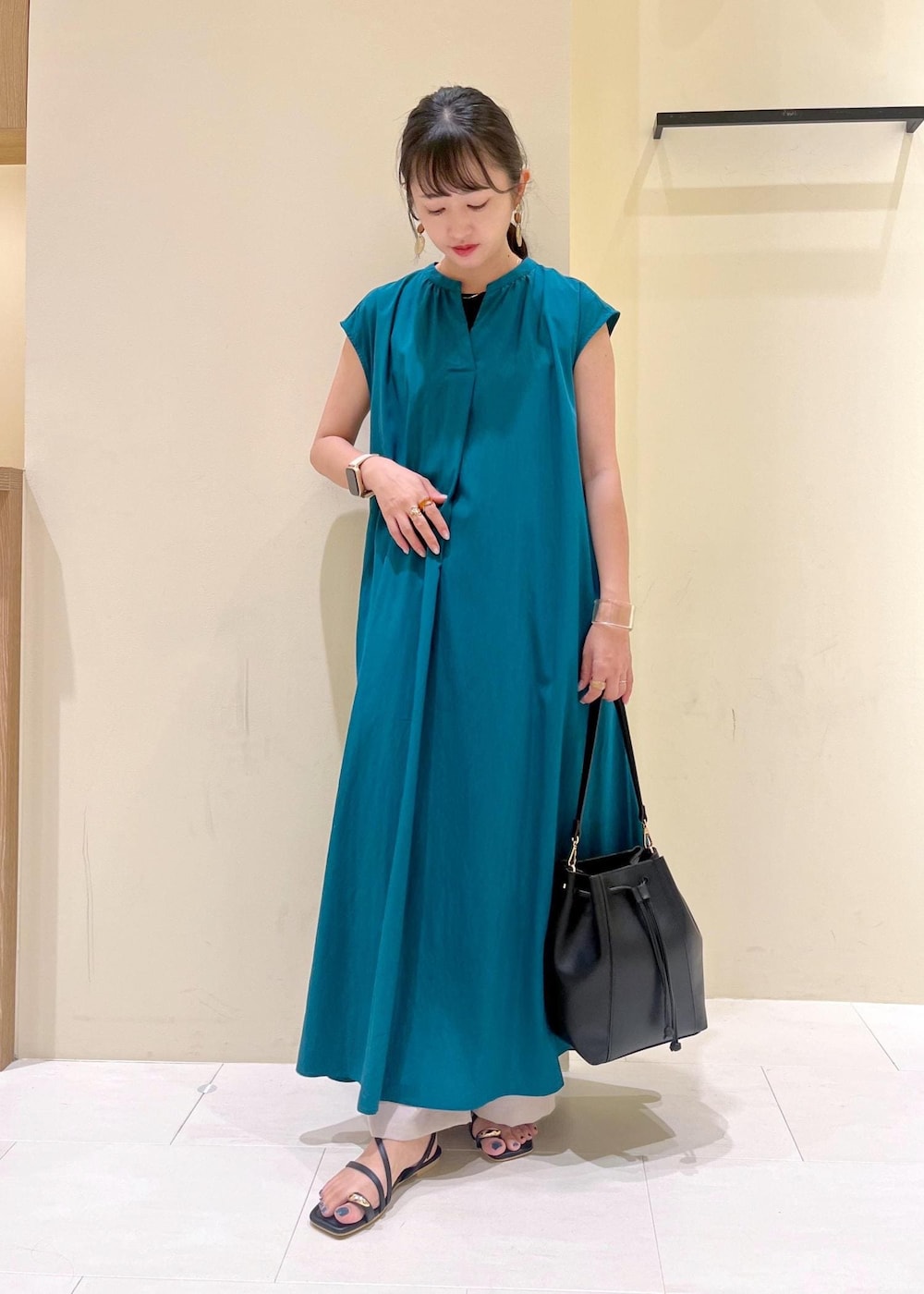 グリーン系のワンピース、ブラック系のニット/セーター、ベージュ系のその他パンツを着用したレディースの夏コーディネートの2枚目の写真