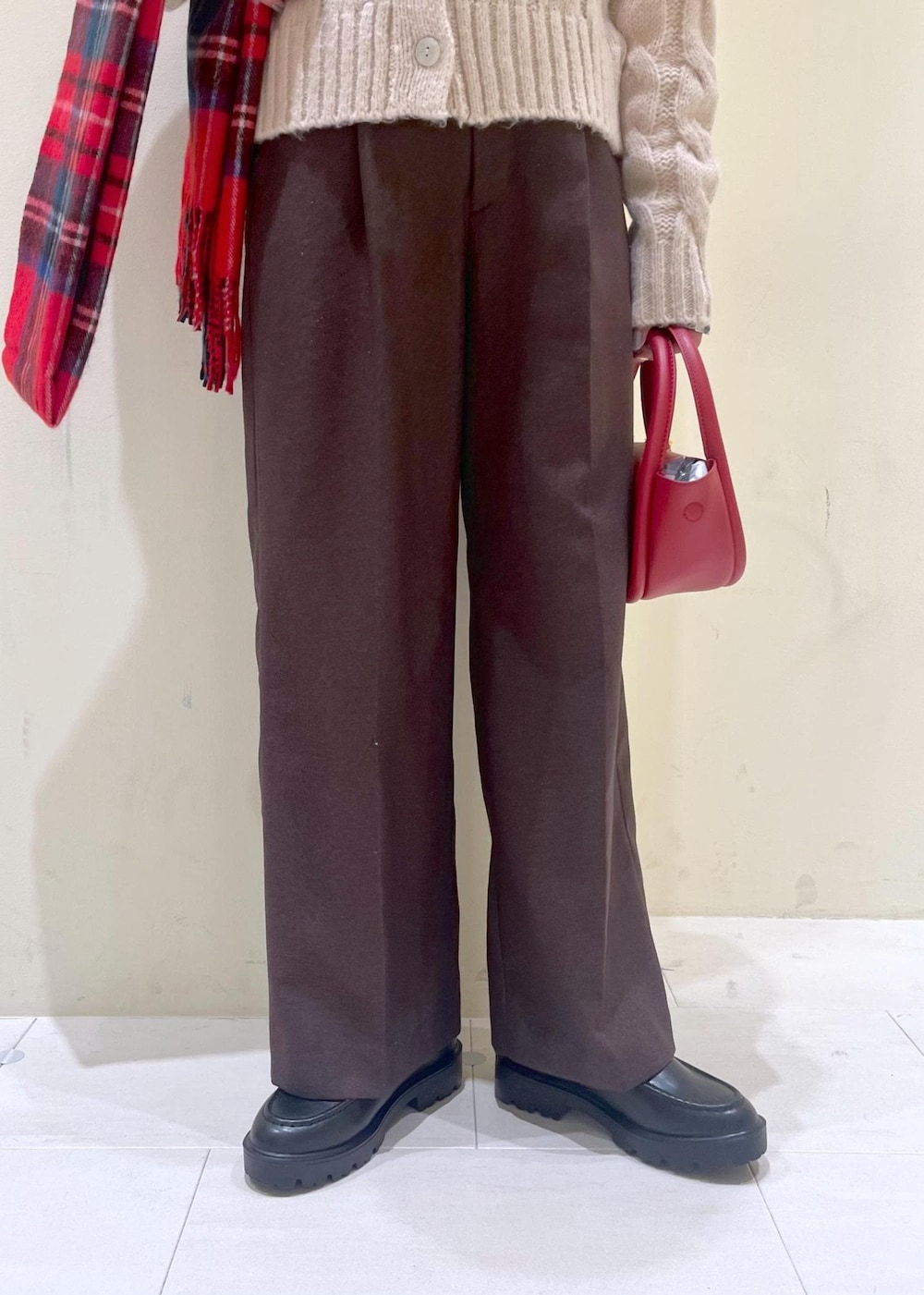 ホワイト系のニット/セーター、レッド系のショルダーバッグ、ブラック系のローファーを着用したレディースの冬コーディネートの9枚目の写真