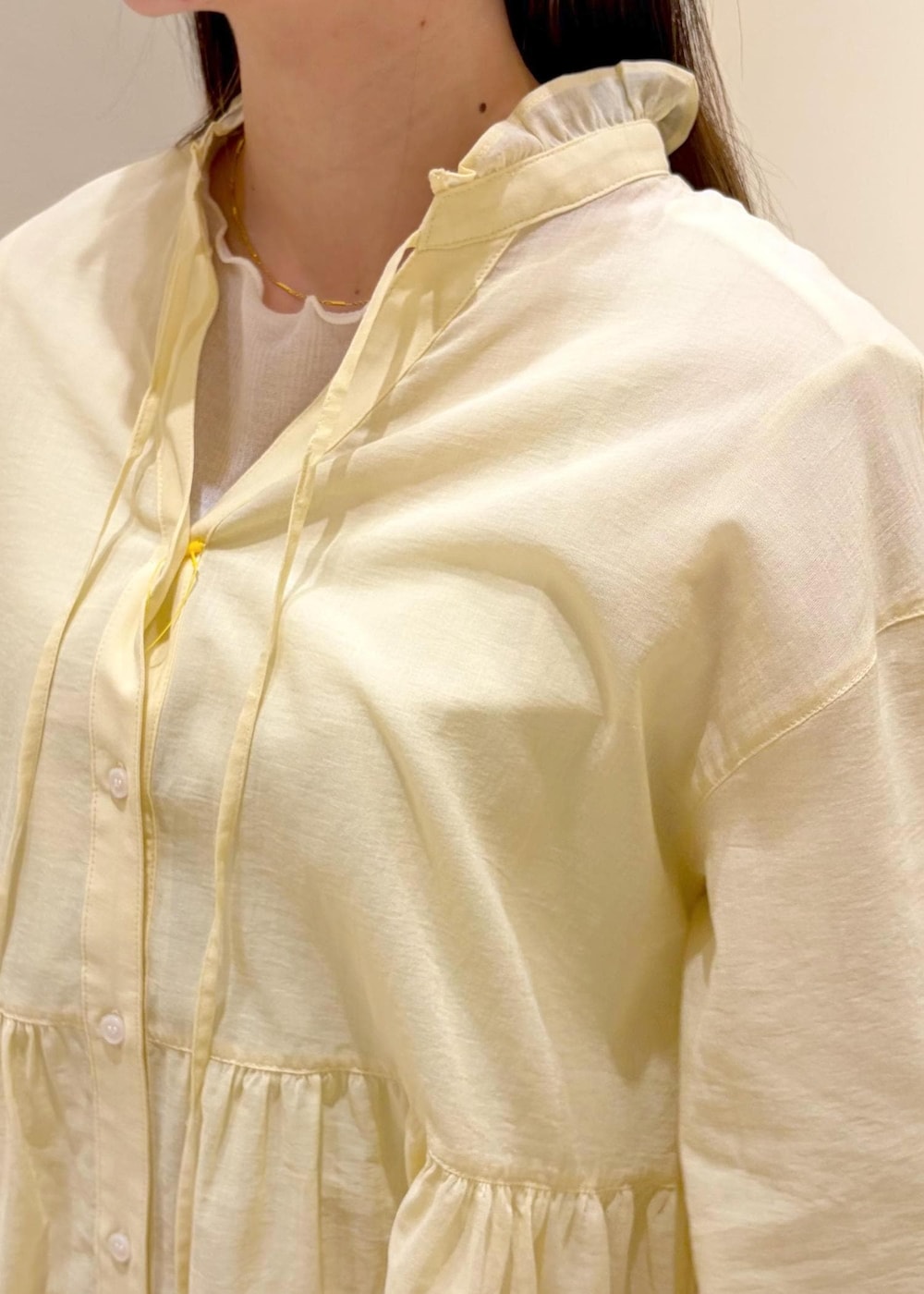 ホワイト系のTシャツ/カットソー、シルバー系のショルダーバッグ、ホワイト系のスカートを着用したレディースの春コーディネートの6枚目の写真