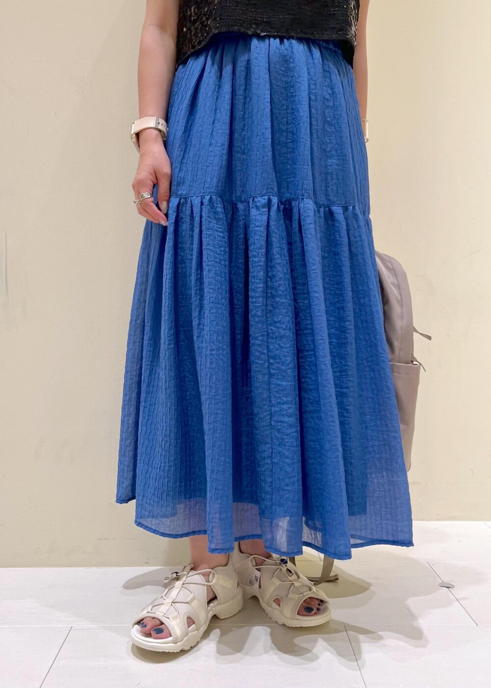 ブラック系のTシャツ/カットソー、ホワイト系のサンダル、ベージュ系のバックパック/リュックを着用したレディースの夏コーディネートの8枚目の写真