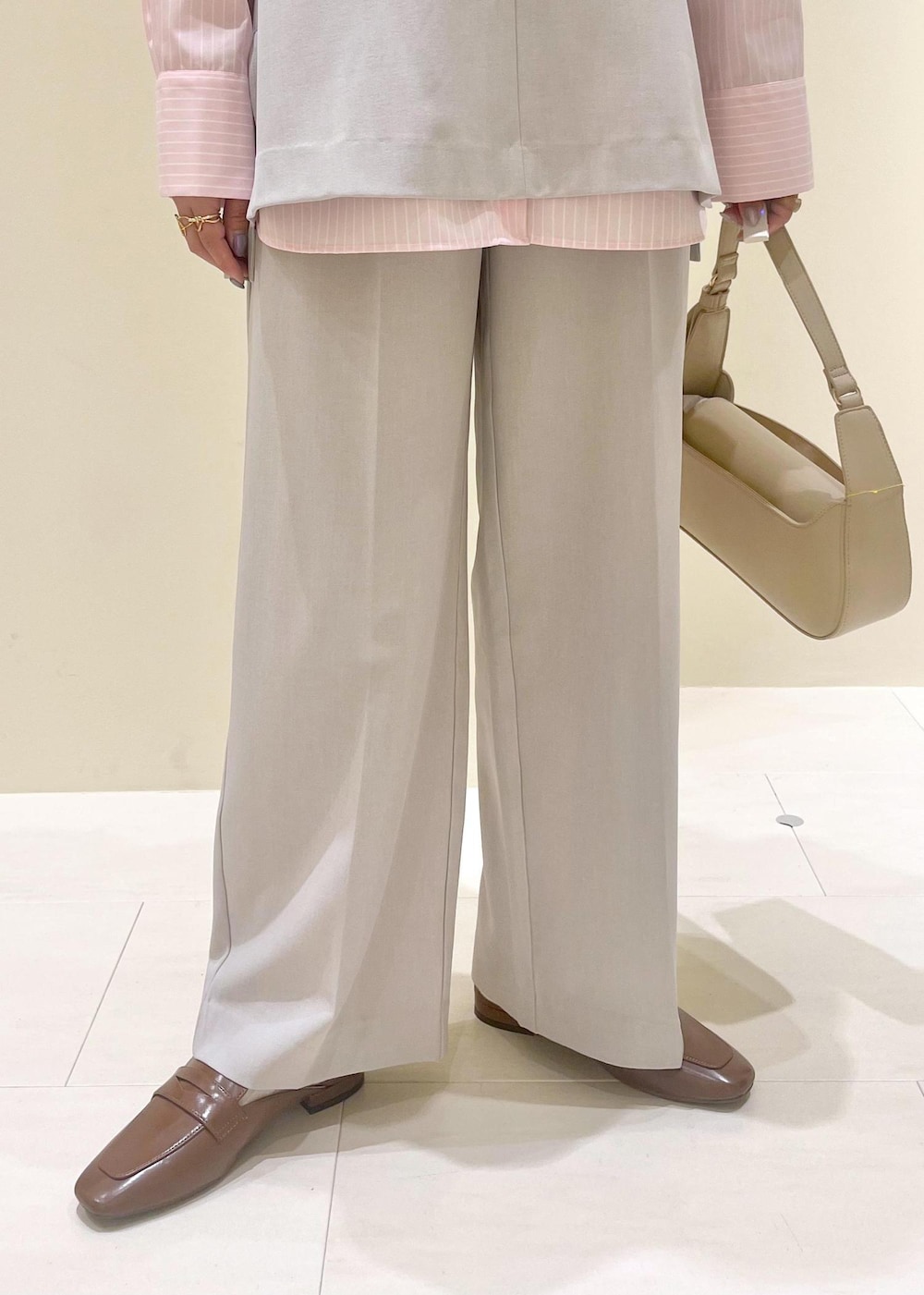 ピンク系のシャツ/ブラウス、グレー系のその他パンツ、グレー系のベストを着用したレディースの春コーディネートの8枚目の写真