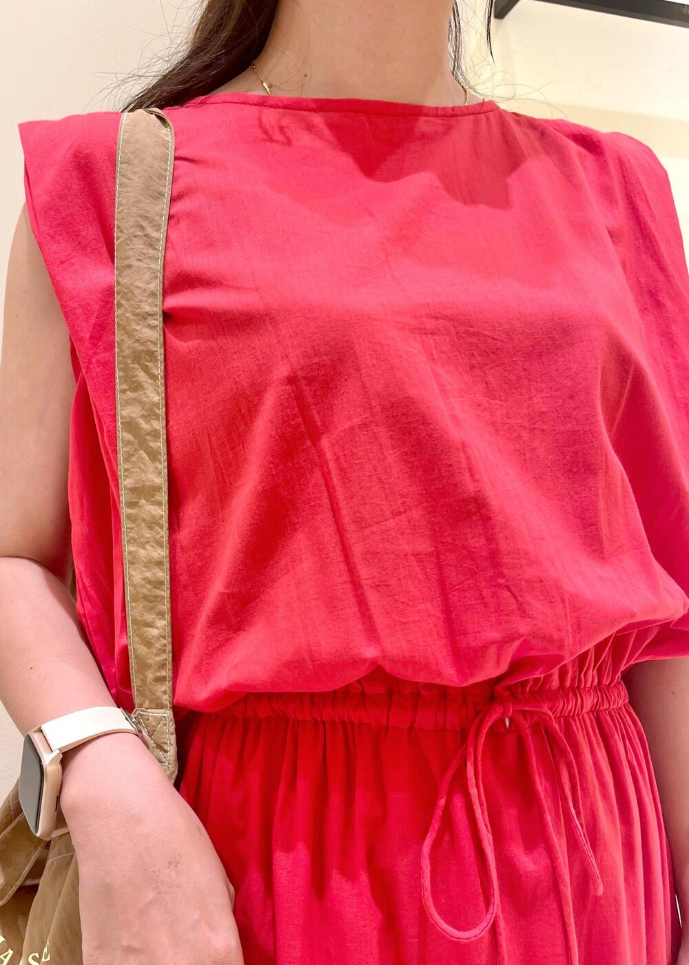 ブラウン系のサンダル、レッド系のワンピース、ブラウン系のトートバッグを着用したレディースの夏コーディネートの5枚目の写真