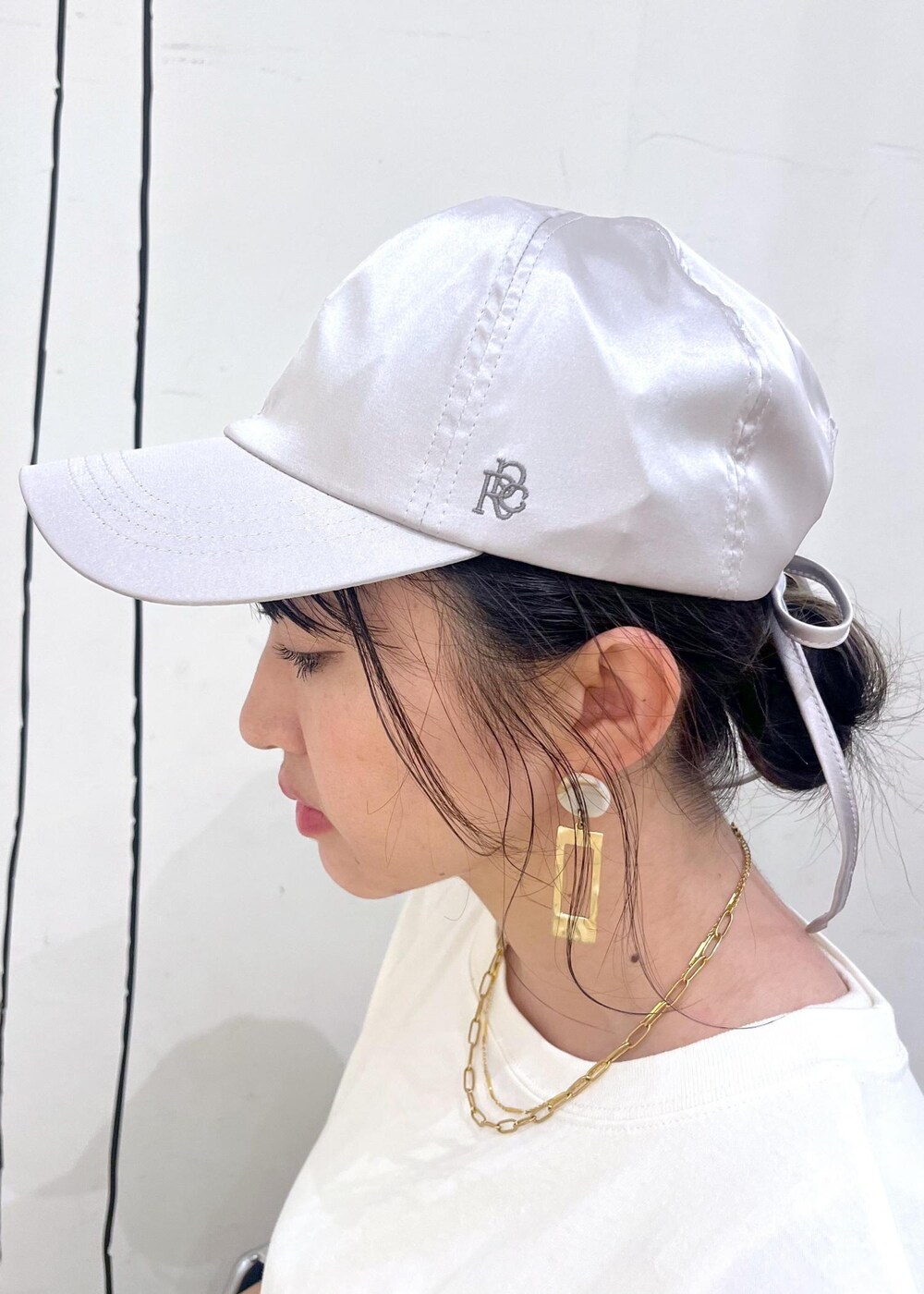 ブラック系のトートバッグ、ブラック系のバレエシューズ、ホワイト系のワンピースを着用したレディースの夏コーディネートの4枚目の写真