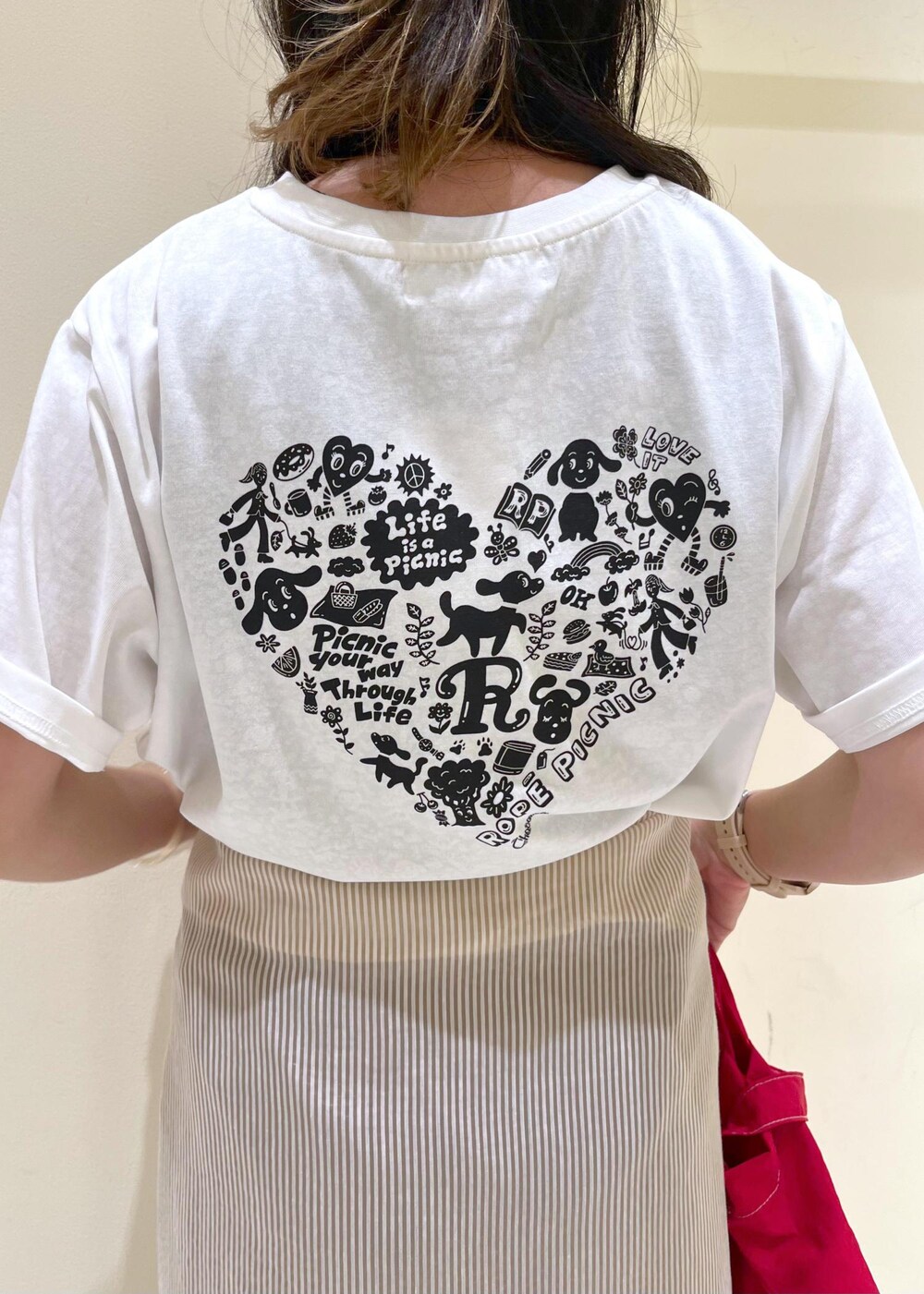 ブラック系のサンダル、ベージュ系のシャツ/ブラウス、ブラウン系のその他パンツを着用したレディースの夏コーディネートの6枚目の写真