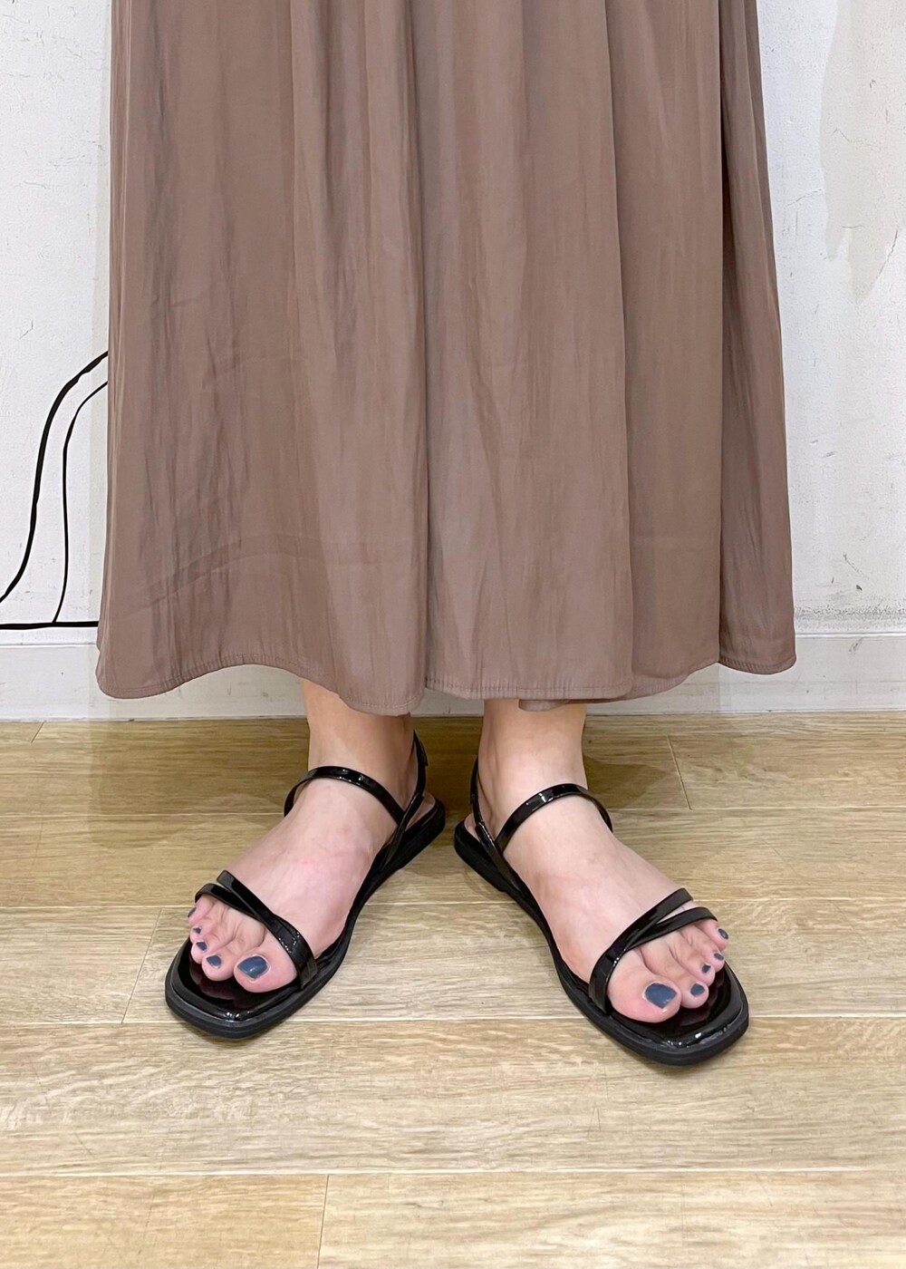 ブラック系のトートバッグ、ブラック系のサンダル、ベージュ系のタンクトップを着用したレディースの夏コーディネートの9枚目の写真