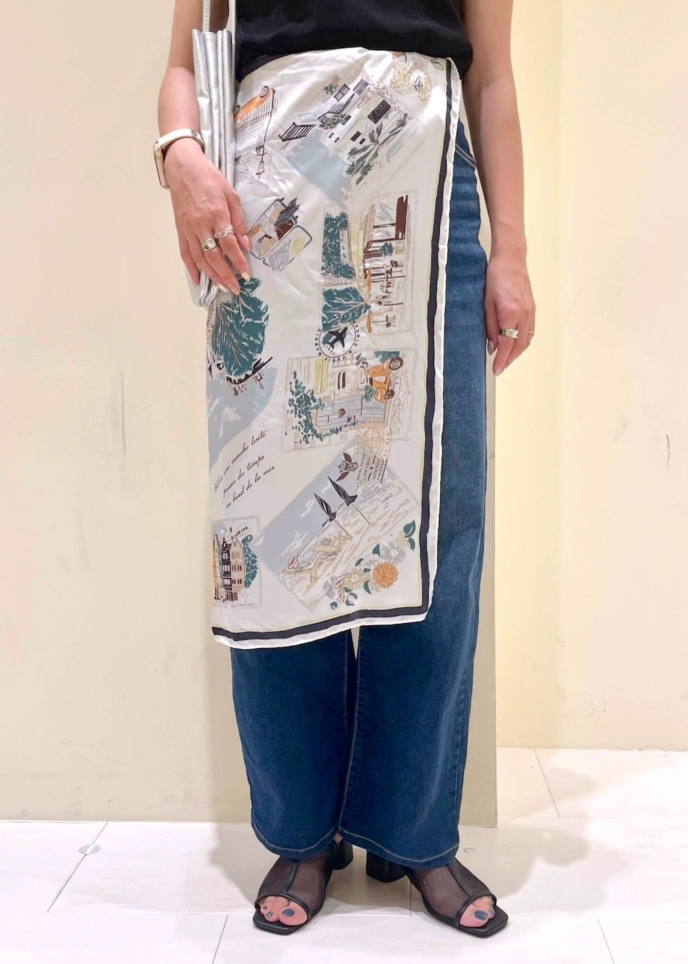 ブルー系のデニムパンツ、シルバー系のトートバッグ、ブラック系のパンプスを着用したレディースの夏コーディネートの6枚目の写真