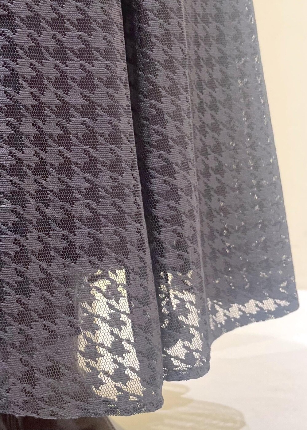 グレー系のタンクトップ、レッド系のショルダーバッグ、ブラウン系のシャツ/ブラウスを着用したレディースの秋コーディネートの8枚目の写真