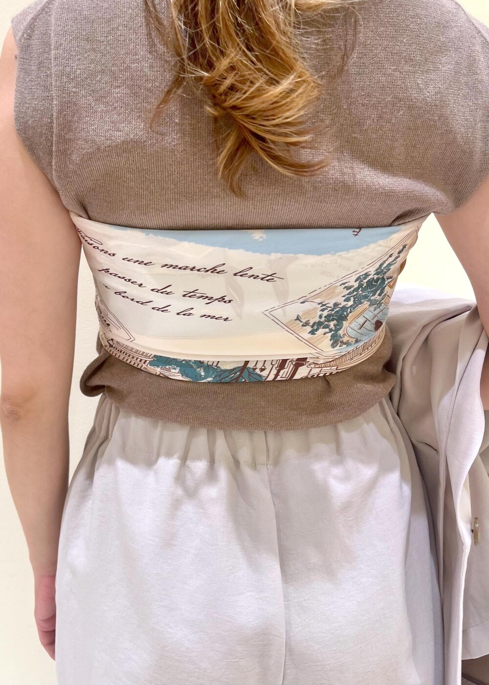 その他のニット/セーター、ベージュ系のその他パンツ、ベージュ系のテーラードジャケットを着用したレディースの夏コーディネートの6枚目の写真