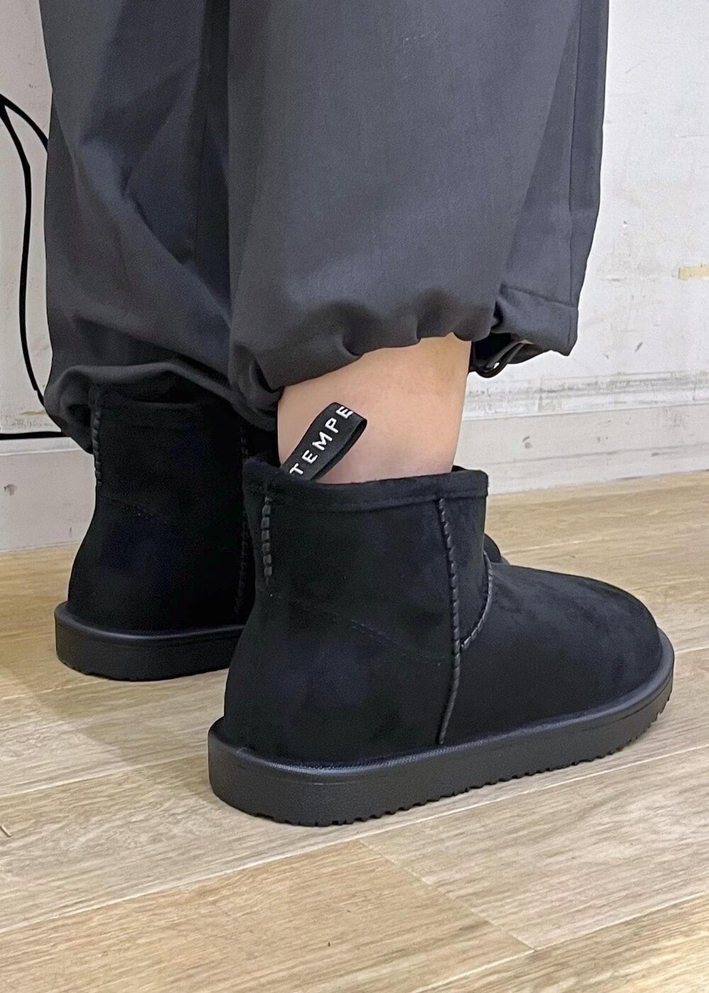 グレー系のカーゴパンツ、シルバー系のショルダーバッグ、ブラウン系のニット/セーターを着用したレディースの秋コーディネートの10枚目の写真