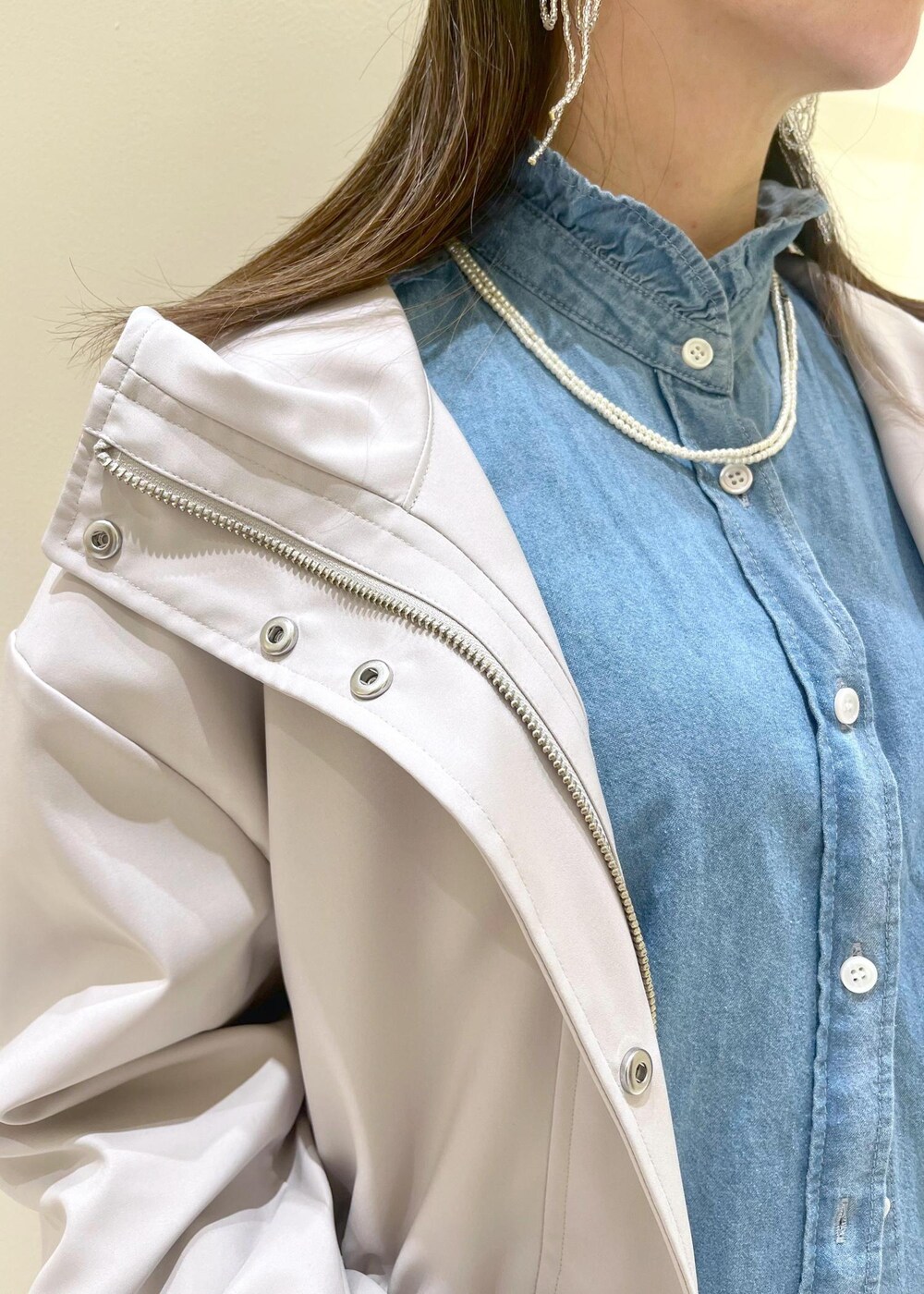 シルバー系のトートバッグ、ブラック系のスカート、ブルー系のシャツ/ブラウスを着用したレディースの春コーディネートの5枚目の写真