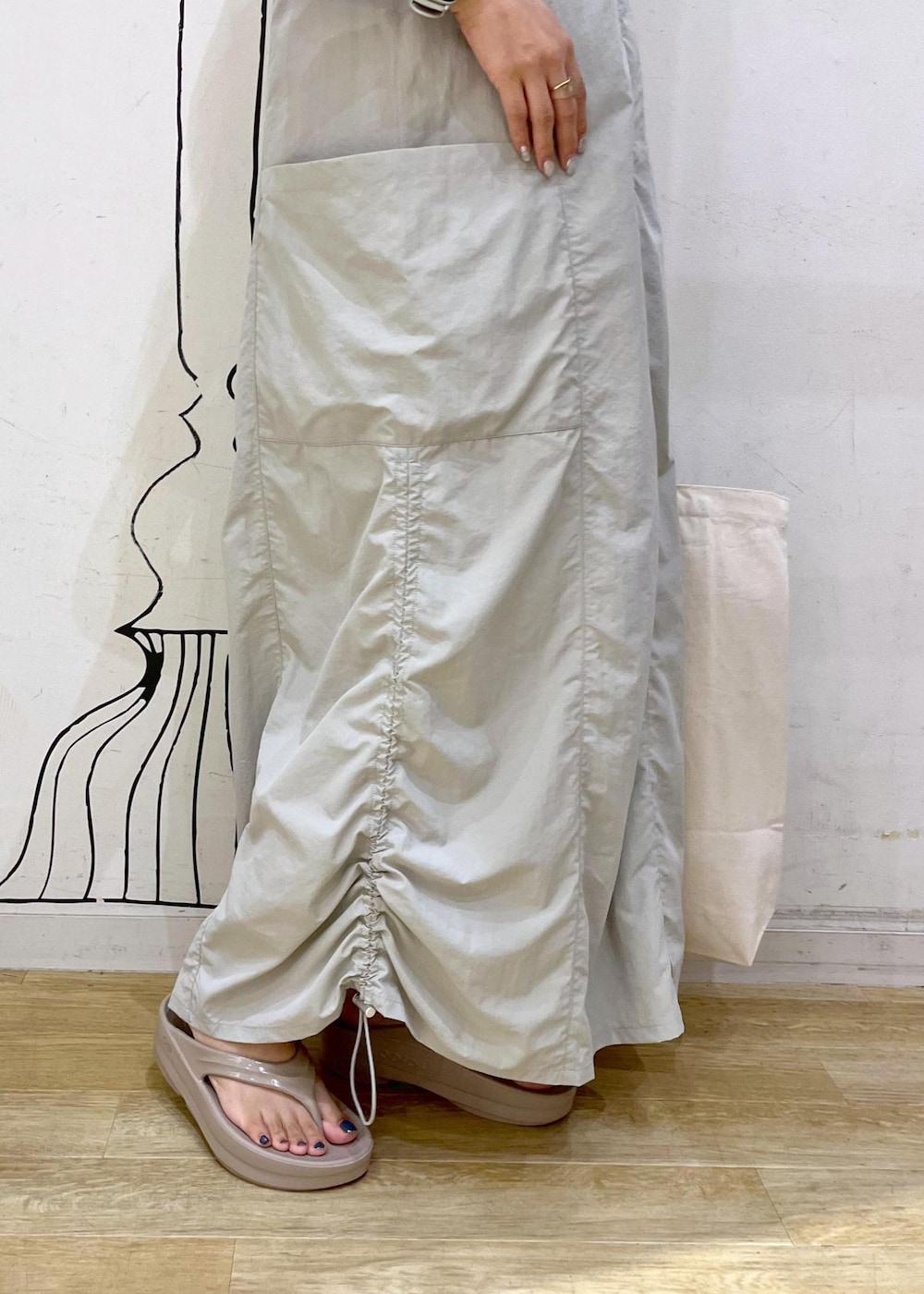 ホワイト系のトートバッグ、ブラック系のTシャツ/カットソー、グレー系のワンピースを着用したレディースの夏コーディネートの8枚目の写真