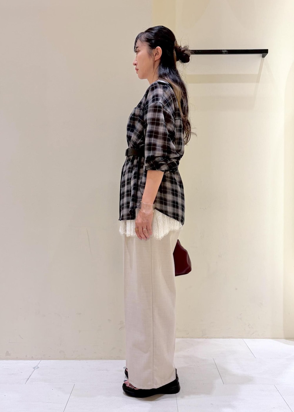 ベージュ系のその他パンツ、ホワイト系のタンクトップ、ブラック系のサンダルを着用したレディースの夏コーディネートの4枚目の写真