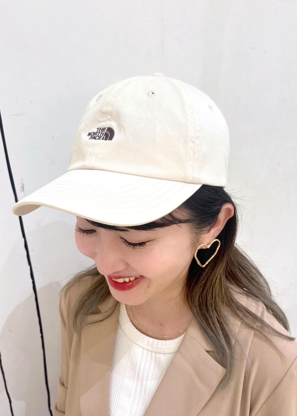 ブラウン系のローファー、ブラック系のトートバッグ、ブルー系のデニムパンツを着用したレディースの秋コーディネートの6枚目の写真