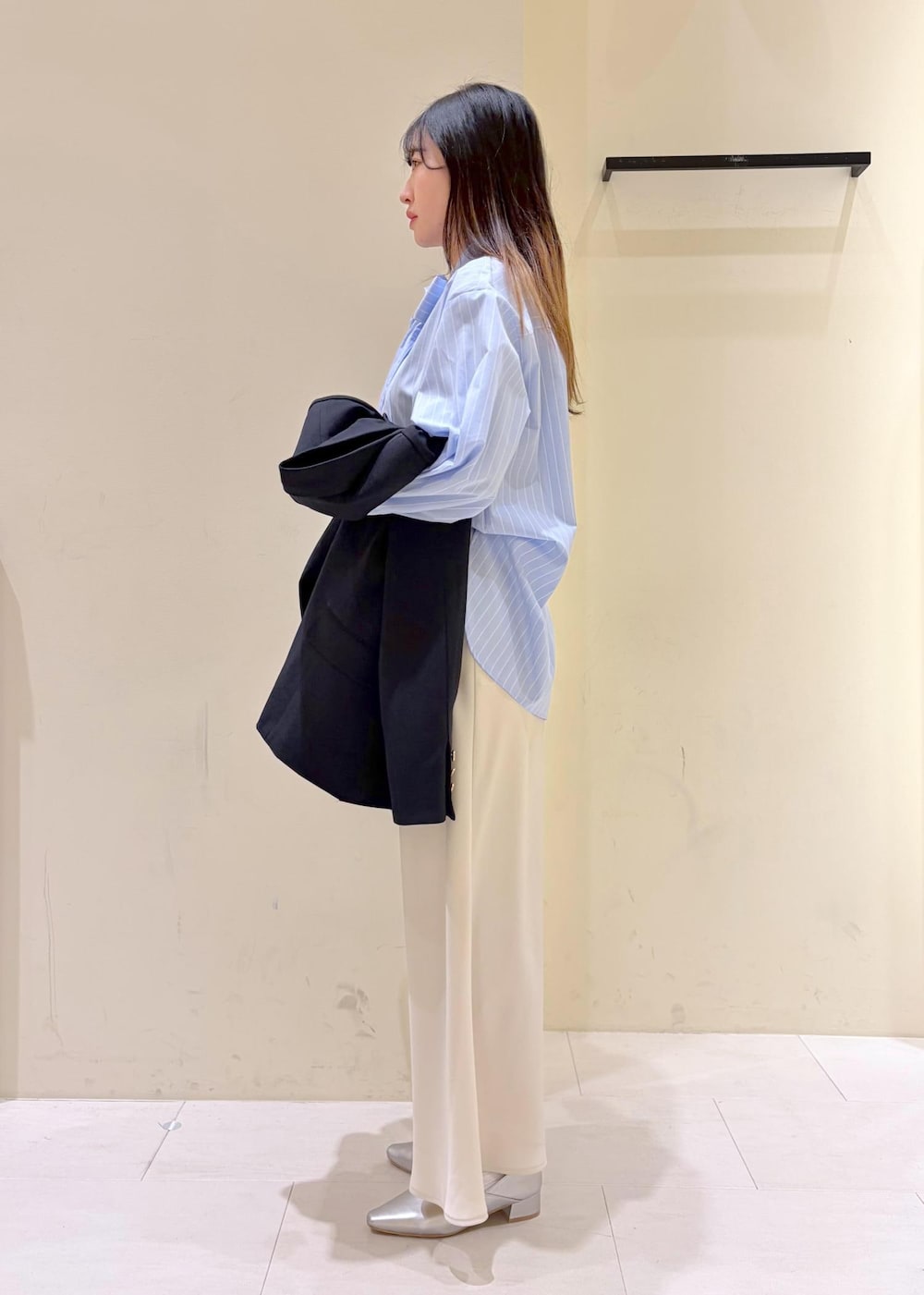 シルバー系のショルダーバッグ、ブルー系のテーラードジャケット、ブルー系のシャツ/ブラウスを着用したレディースの春コーディネートの4枚目の写真