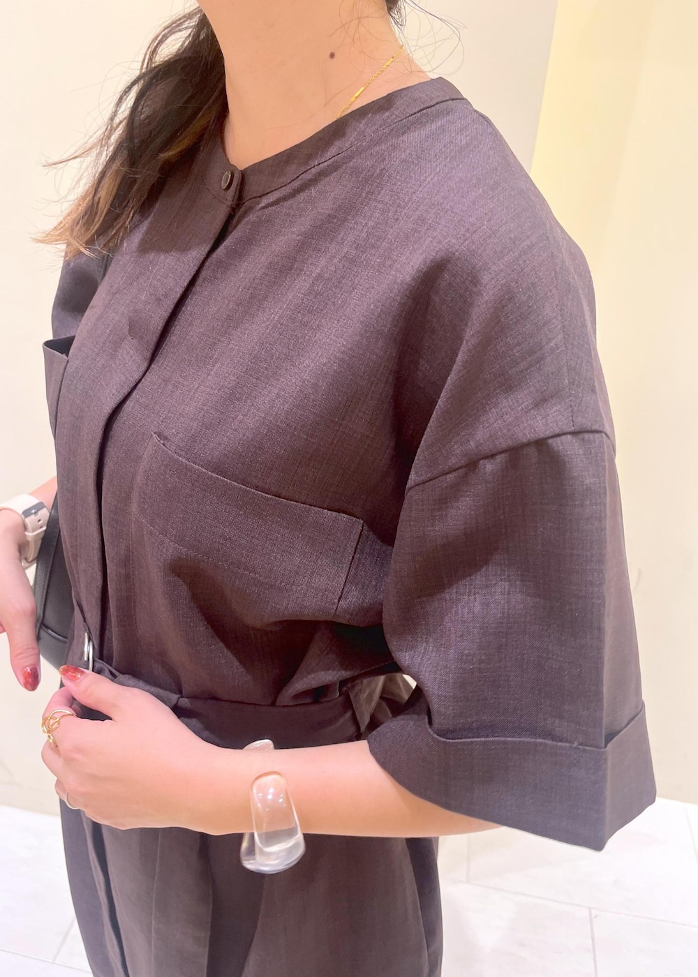 ブラック系のローファー、ベージュ系のその他パンツ、ブラウン系のワンピースを着用したレディースの秋コーディネートの5枚目の写真