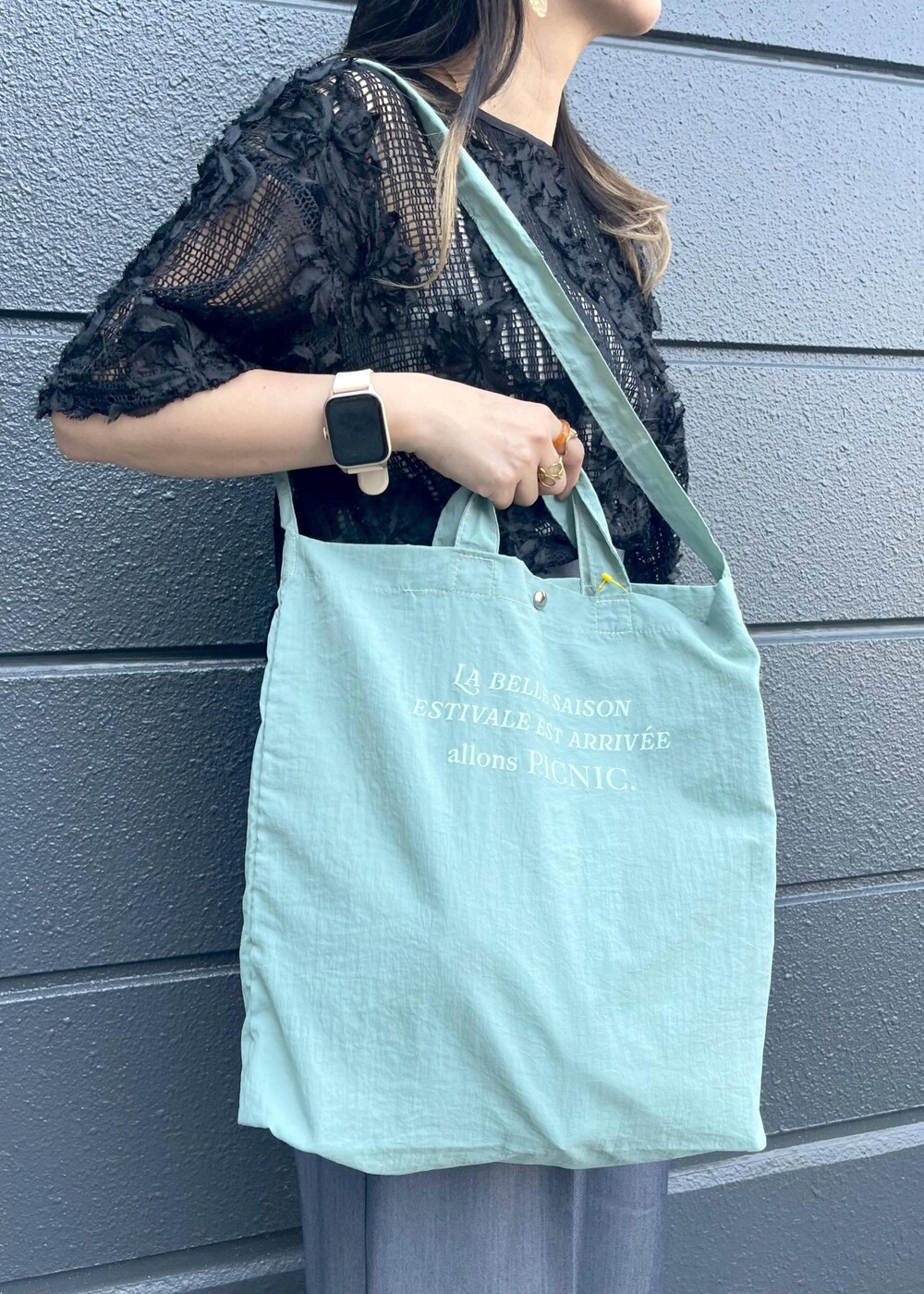 グレー系のタンクトップ、ブラック系のTシャツ/カットソー、ブルー系のその他パンツを着用したレディースの春コーディネートの7枚目の写真