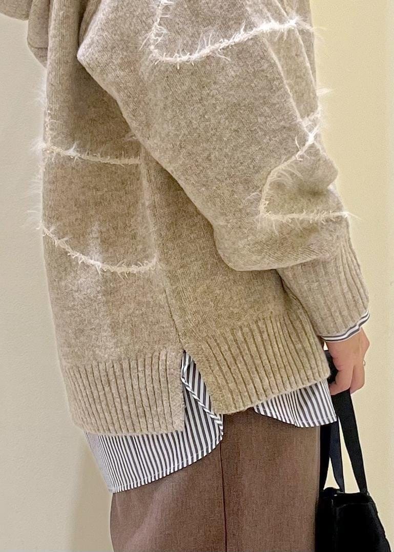 ベージュ系のスラックス、ブルー系のシャツ/ブラウス、ベージュ系のパーカーを着用したレディースの秋コーディネートの5枚目の写真