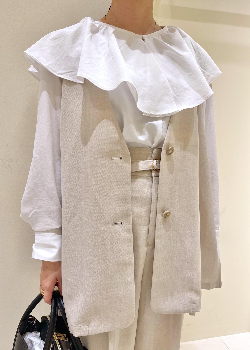 ホワイト系のシャツ/ブラウス、ベージュ系のその他パンツ、ベージュ系のベストを着用したレディースの春コーディネートの5枚目の写真