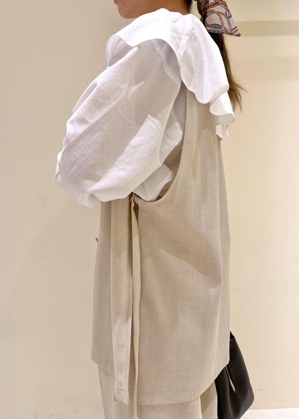 ホワイト系のシャツ/ブラウス、ベージュ系のその他パンツ、ベージュ系のベストを着用したレディースの春コーディネートの7枚目の写真