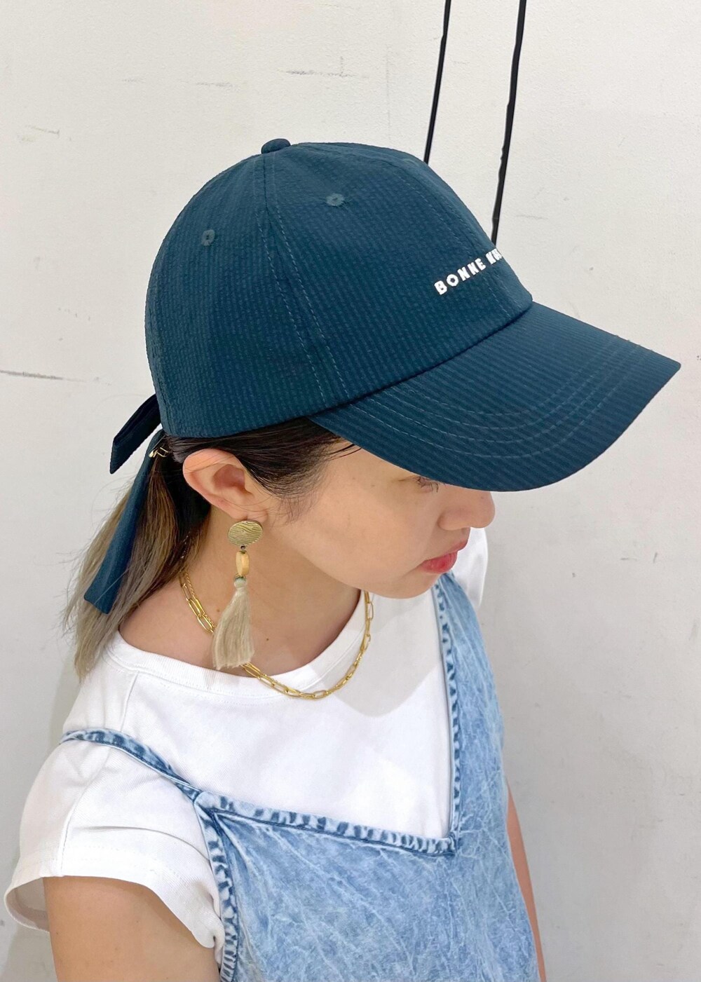 ブラック系のサンダル、ホワイト系のTシャツ/カットソー、ブルー系のワンピースを着用したレディースの夏コーディネートの4枚目の写真