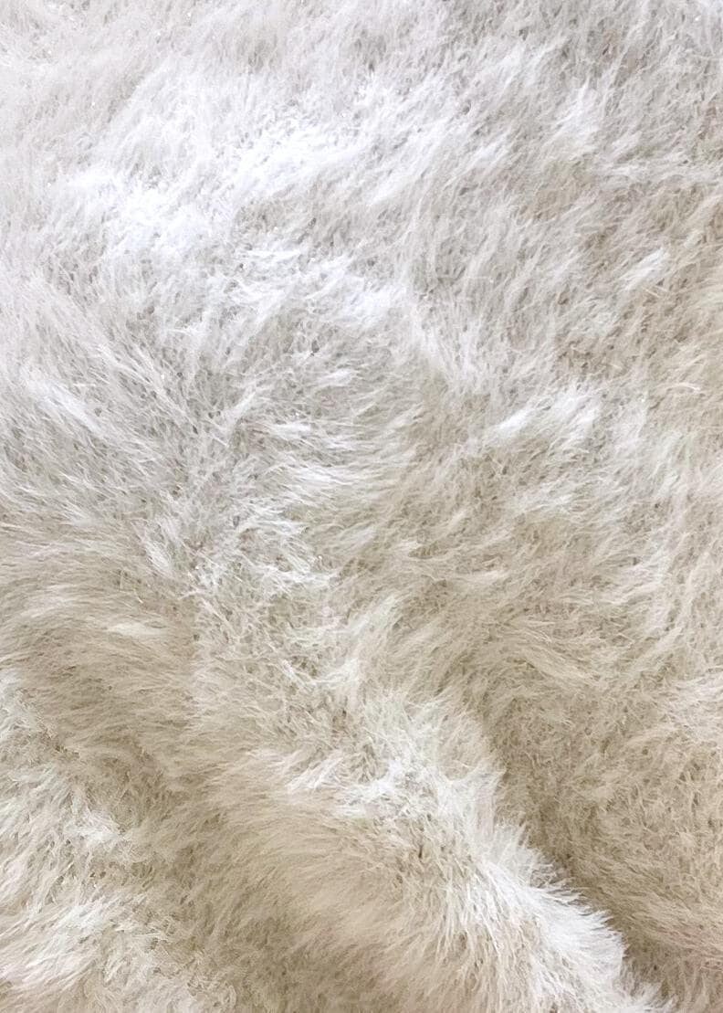 イエロー系のローファー、ベージュ系のその他パンツ、ブラウン系のショルダーバッグを着用したレディースの夏コーディネートの6枚目の写真