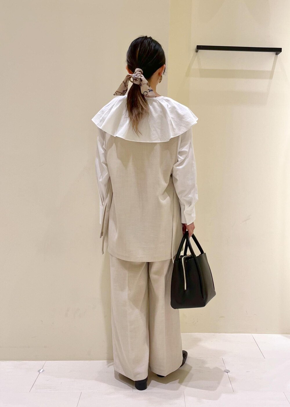ホワイト系のシャツ/ブラウス、ベージュ系のその他パンツ、ベージュ系のベストを着用したレディースの春コーディネートの4枚目の写真